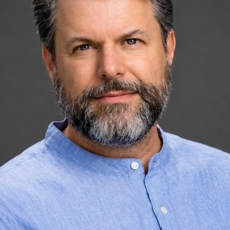 Image of leading habit and productiby writer, Charles Duhigg, best known for his book, The Power of Habit.