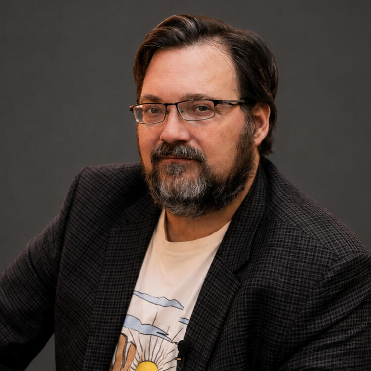 Portrait of fantasy author Brandon Sanderson.